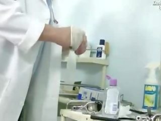 Zkažený lékař examining jeho pacient
