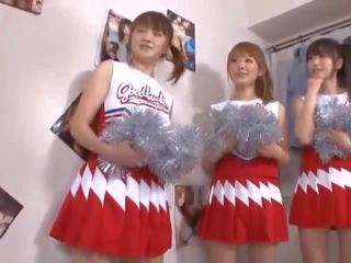 Drei groß titten japanisch cheerleader teilen schwanz