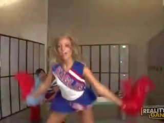 Schattig blondine tiener cheerleader pratend met haar leraar