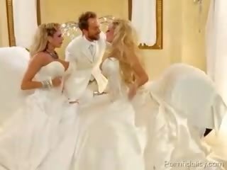 Dva blondies s obrovský baloons v bridal dresses sdílet jeden kohout