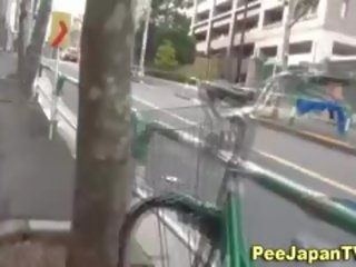 Japonesa mijo em rua