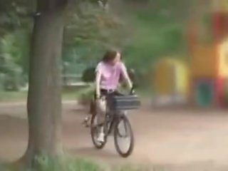 Jaapani tüdruk masturbated kuigi ratsutamine a specially modified seks bike!