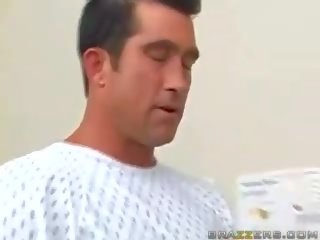 Suveren barmfager brunette doktor ønsker en sæd prøve fra en fyr