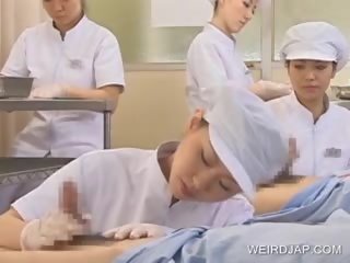 Japońskie pielęgniarka siorbanie sperma na zewnątrz z napalone kutas