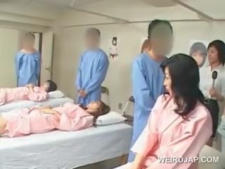 Asiatisk brunette jente slagene hårete aksel ved den sykehus