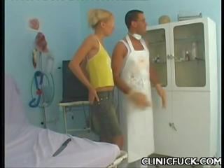 Blonda hottie se bucură de clinică sex