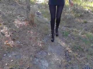Walking 穿着 一 黑色 连衣裙 丝袜 和 脚跟: 成人 电影 c8