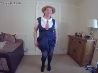 कदम मोम पहनने का lassie यूनिफॉर्म साथ स्टॉकिंग्स & suspenders