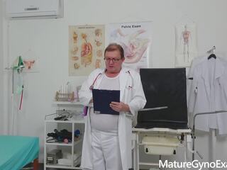 Physique examen et chatte doigtage de tchèque peasant femme: gynécologue fétichisme grown adulte vidéo