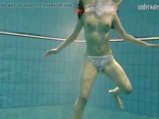 青少年 loses 她的 短褲 水下, 免費 x 額定 視頻 f5