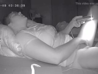 Krūtinga kalė eina ahead a video už jos jaunas ponia prigautas paslėptas kamera