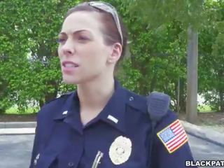Ženska cops potegnite več črno suspect in sesati njegov kurac