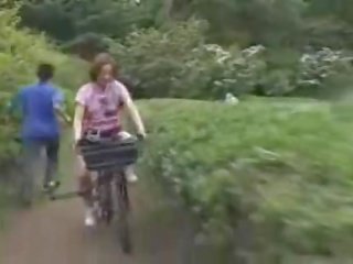 Японська дівчина masturbated в той час як скаче a specially modified секс bike!