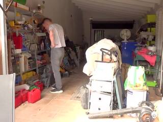 Agedlove - възрастен чука с сам по време на а гараж продажба: изпразване на цици ххх филм feat. женствен мъж милф