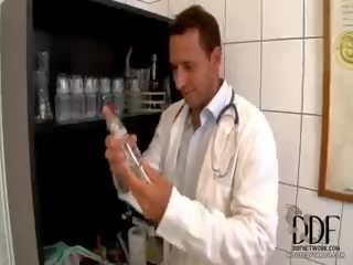 Ārsts nick spanks viņa pacients