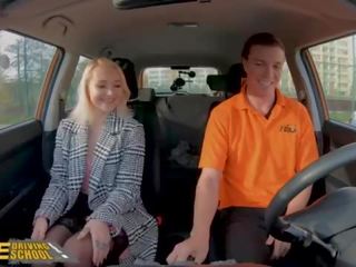 Viltojums driving skola blondīne marilyn sugar uz melnas zeķe x nominālā video uz automašīna