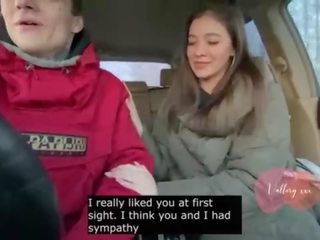 Mata-mata kamera nyata penis di belahan dada mengisap penis di mobil dengan conversations